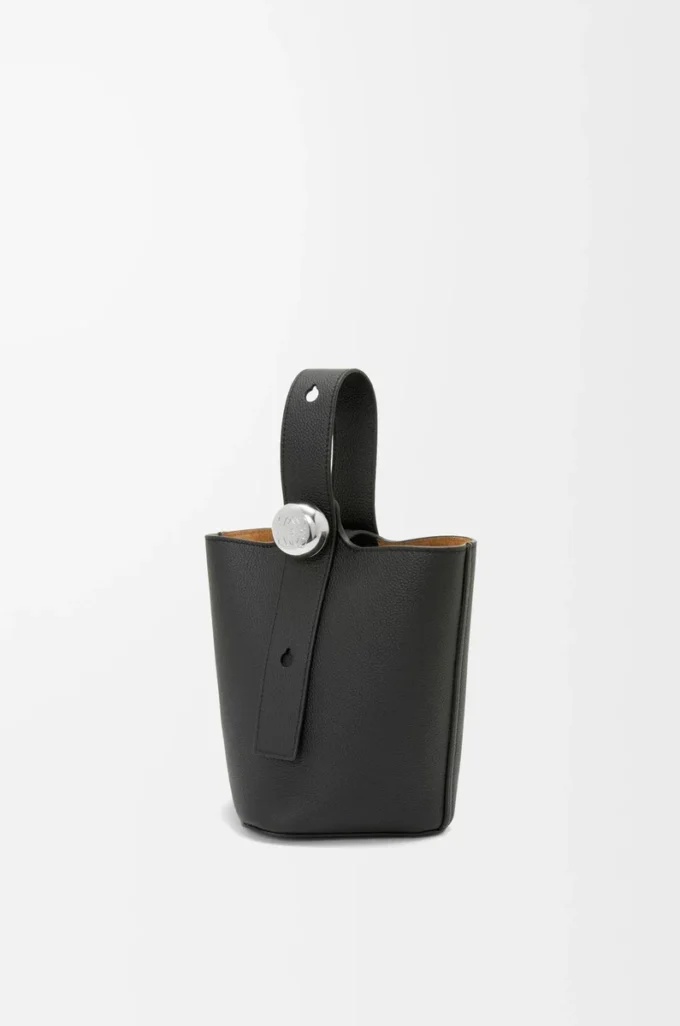 Mini Pebble Bucket Bag aus weichem genarbtem Kalbsleder in Schwarz