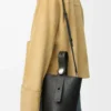 Mini Pebble Bucket Bag aus weichem genarbtem Kalbsleder in Schwarz