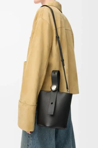 Mini Pebble Bucket Bag aus weichem genarbtem Kalbsleder in Schwarz