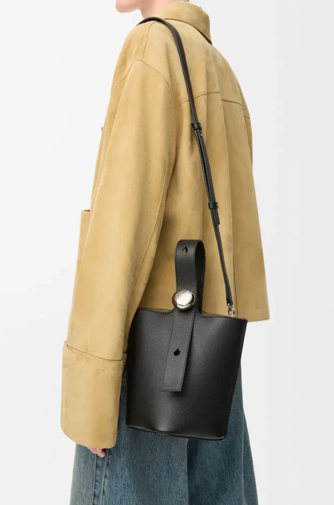 Mini Pebble Bucket Bag aus weichem genarbtem Kalbsleder in Schwarz