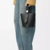 Mini Pebble Bucket Bag aus weichem genarbtem Kalbsleder in Schwarz