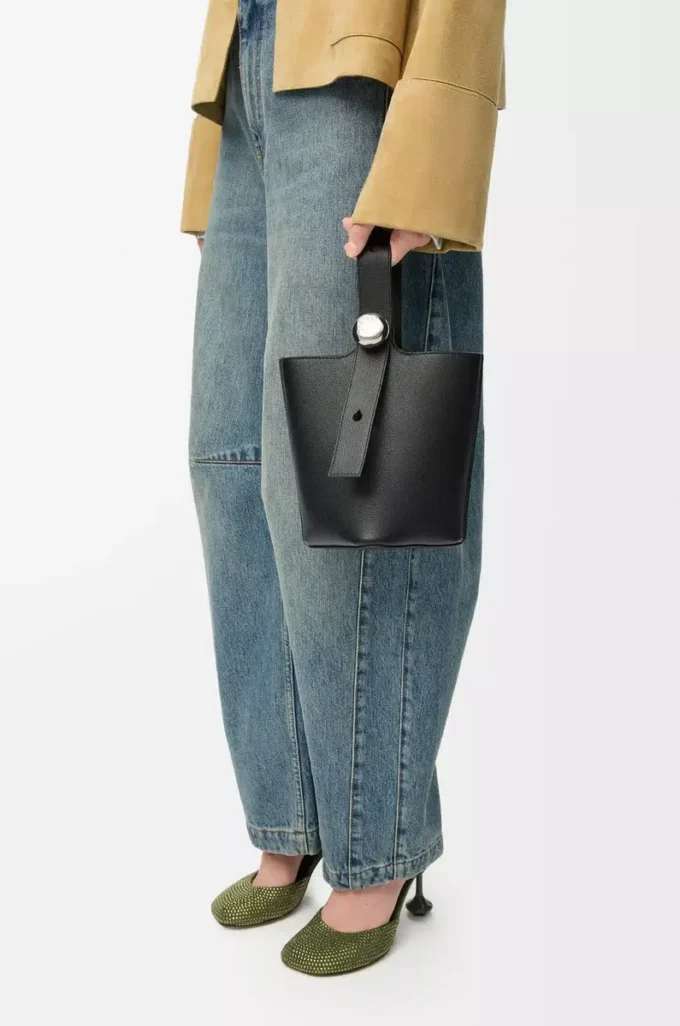 Mini Pebble Bucket Bag aus weichem genarbtem Kalbsleder in Schwarz