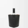 Mini Pebble Bucket Bag aus weichem genarbtem Kalbsleder in Schwarz