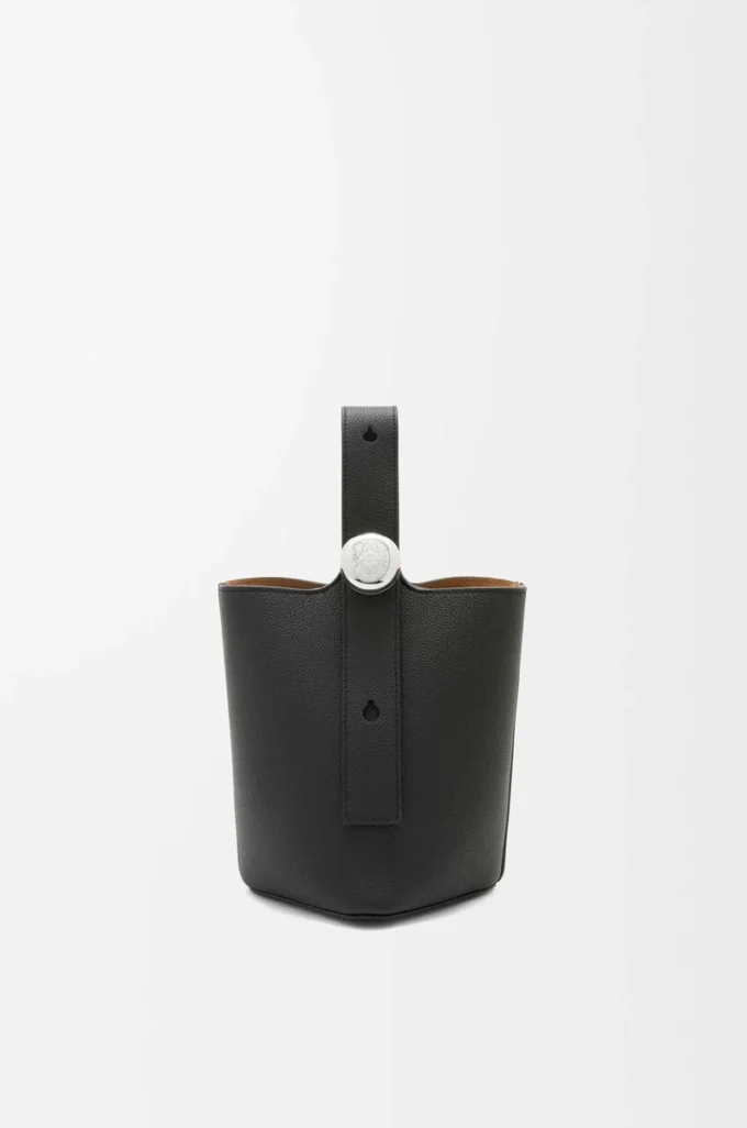 Mini Pebble Bucket Bag aus weichem genarbtem Kalbsleder in Schwarz