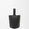 Mini Pebble Bucket Bag aus weichem genarbtem Kalbsleder in Schwarz