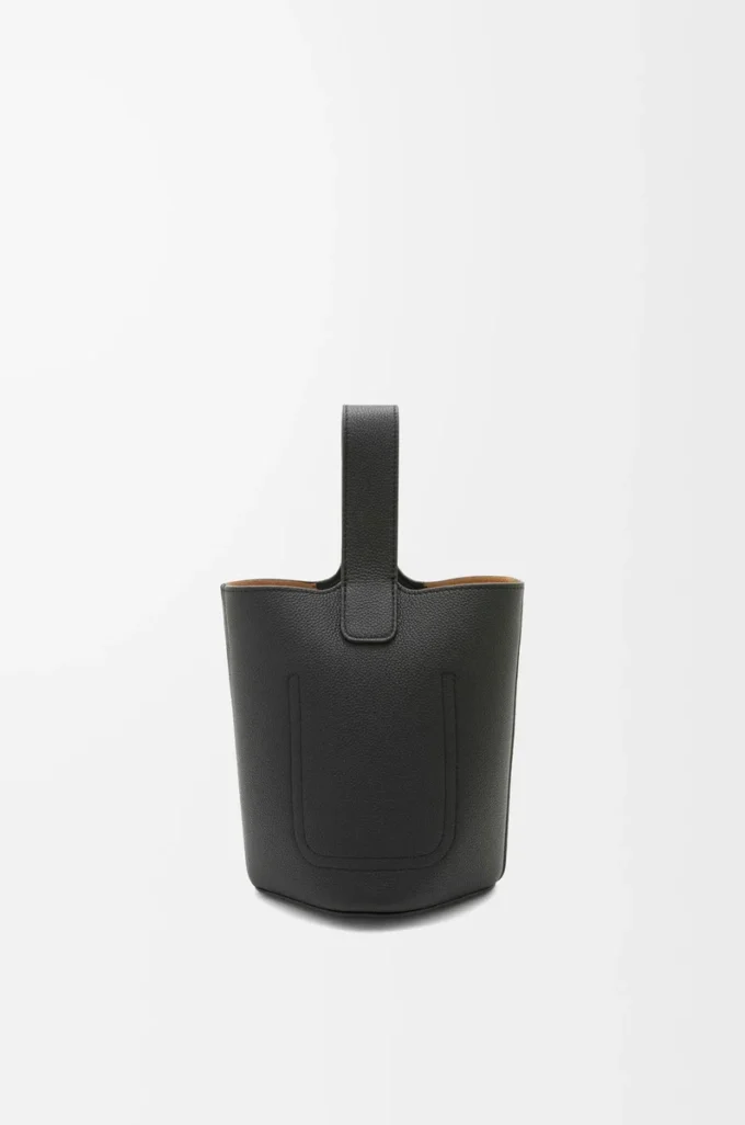 Mini Pebble Bucket Bag aus weichem genarbtem Kalbsleder in Schwarz