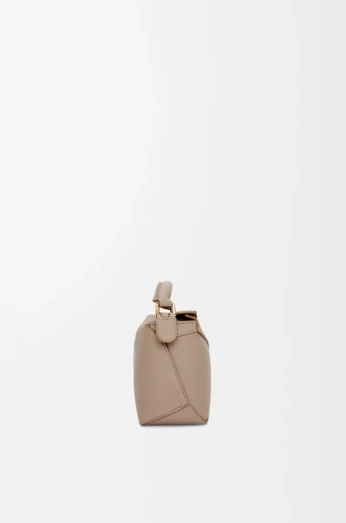 Mini Puzzle Edge Tasche aus weichem genarbtem Kalbsleder Sand