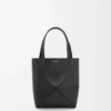 Mini Puzzle Fold Tote aus glänzendem Kalbsleder in Schwarz