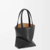 Mini Puzzle Fold Tote aus glänzendem Kalbsleder in Schwarz