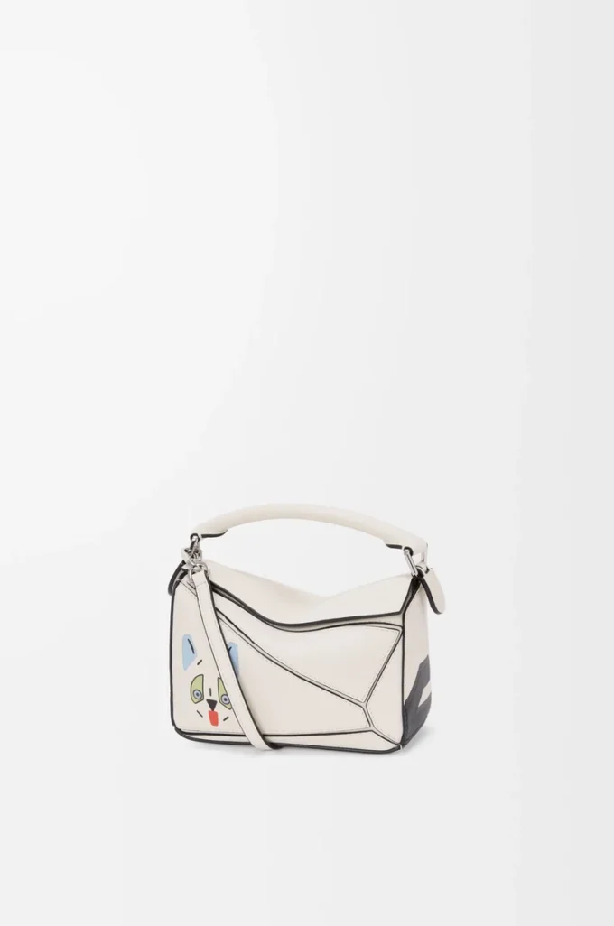 Mini-Puzzle-Tasche „Futurist Cat” aus klassischem Kalbsleder in Soft White