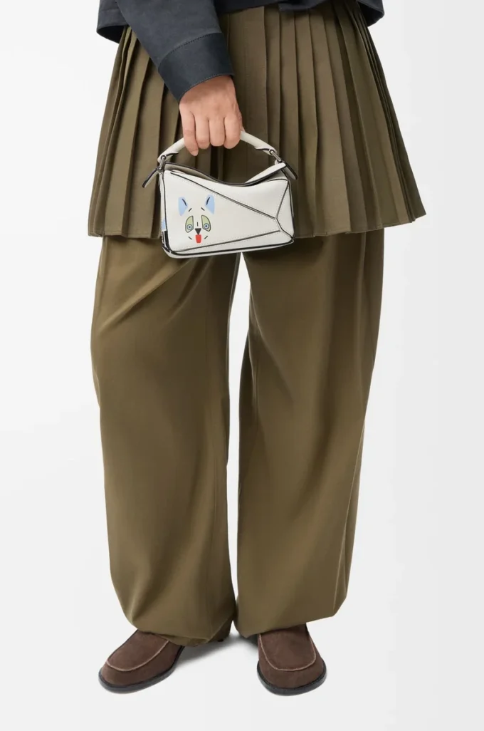 Mini-Puzzle-Tasche „Futurist Cat” aus klassischem Kalbsleder in Soft White