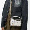 Mini-Puzzle-Tasche „Futurist Cat” aus klassischem Kalbsleder in Soft White