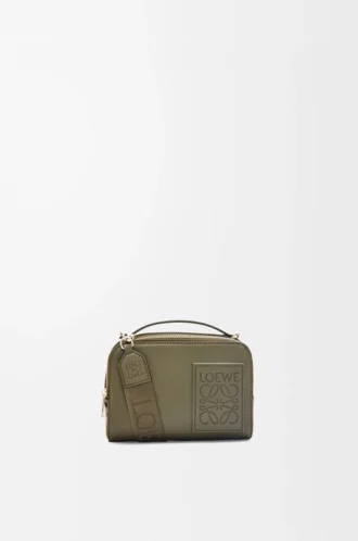 Mini-Umhängetasche für Kameras aus satiniertem Kalbsleder in Khaki Green