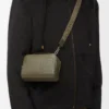 Mini-Umhängetasche für Kameras aus satiniertem Kalbsleder in Khaki Green