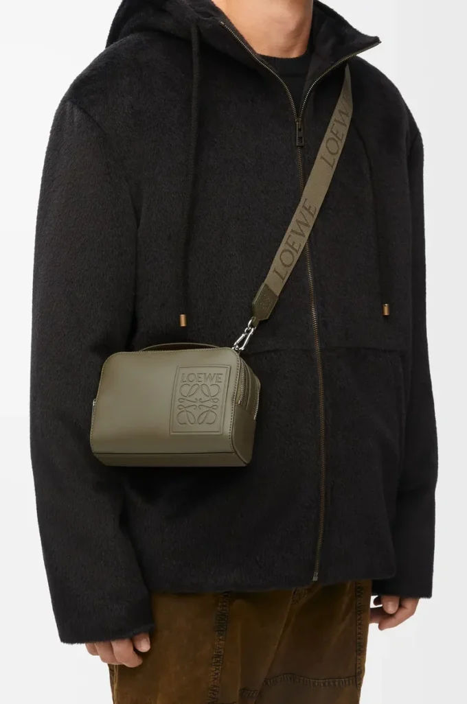 Mini-Umhängetasche für Kameras aus satiniertem Kalbsleder in Khaki Green