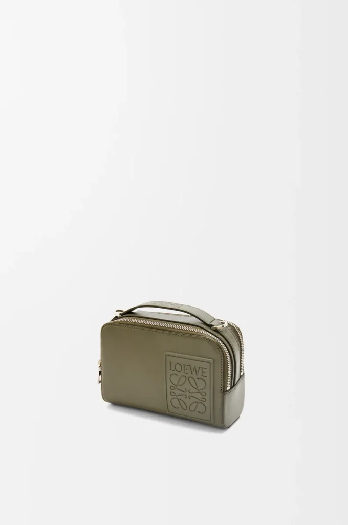 Mini-Umhängetasche für Kameras aus satiniertem Kalbsleder in Khaki Green