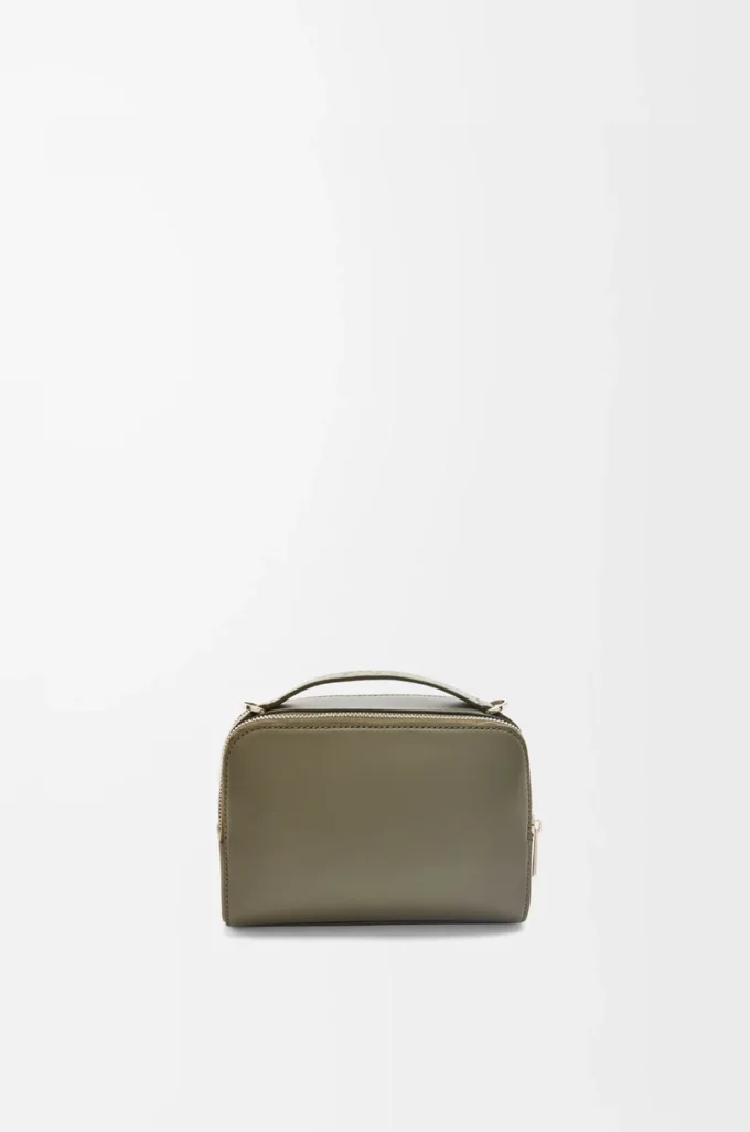Mini-Umhängetasche für Kameras aus satiniertem Kalbsleder in Khaki Green