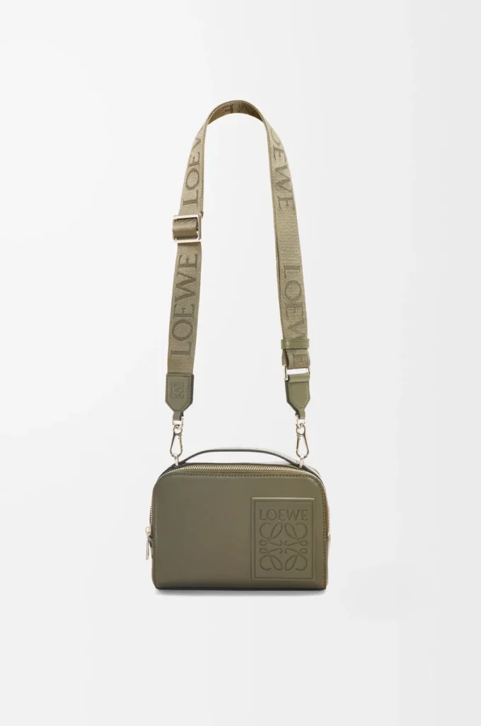 Mini-Umhängetasche für Kameras aus satiniertem Kalbsleder in Khaki Green