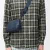 Mini-Umhängetasche für Kameras aus satiniertem Kalbsleder Indigo Dye