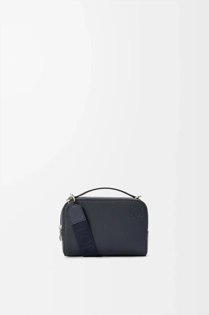 Mini-Umhängetasche für Kameras aus weichem genarbtem Kalbsleder in Deep Navy