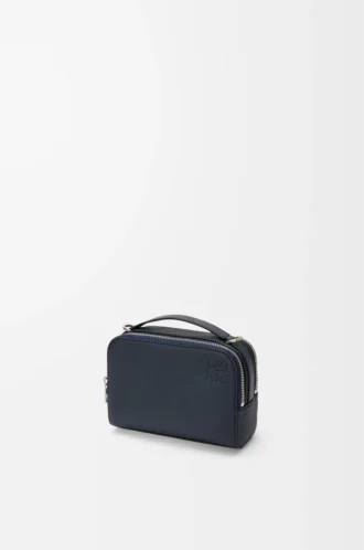 Mini-Umhängetasche für Kameras aus weichem genarbtem Kalbsleder in Deep Navy
