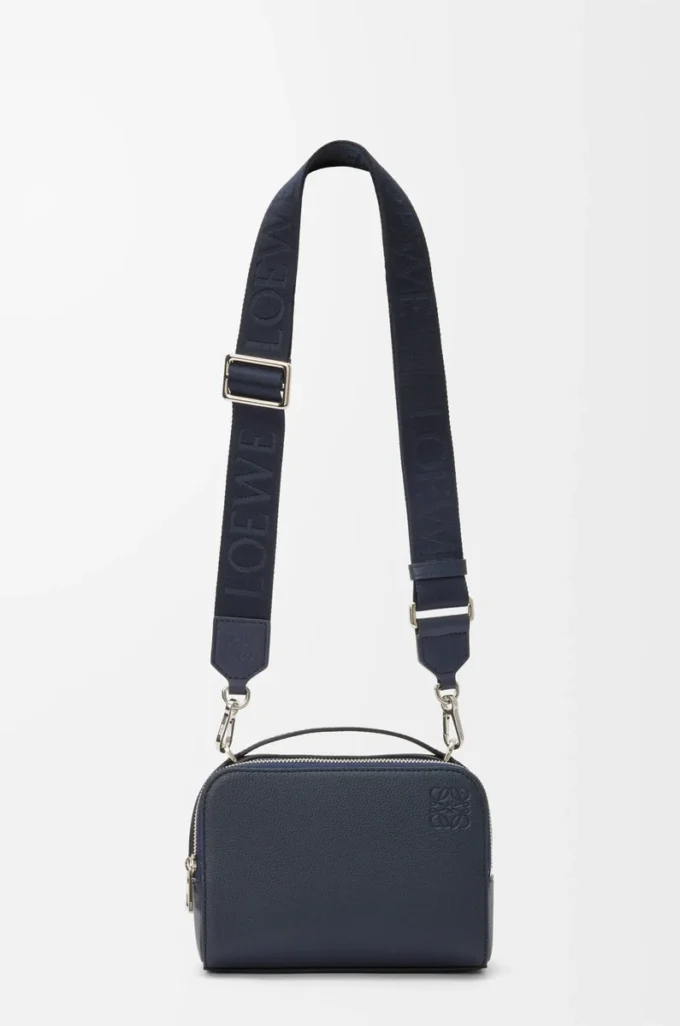 Mini-Umhängetasche für Kameras aus weichem genarbtem Kalbsleder in Deep Navy