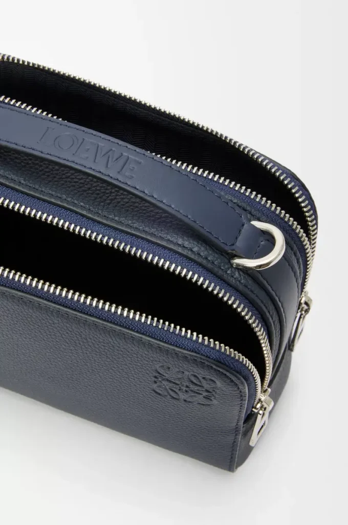 Mini-Umhängetasche für Kameras aus weichem genarbtem Kalbsleder in Deep Navy
