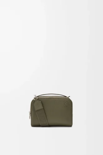 Mini-Umhängetasche für Kameras aus weichem genarbtem Kalbsleder in Khaki Green