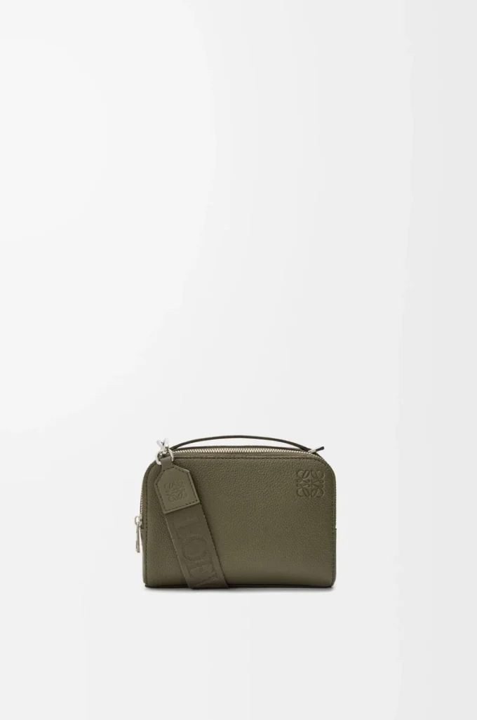 Mini-Umhängetasche für Kameras aus weichem genarbtem Kalbsleder in Khaki Green