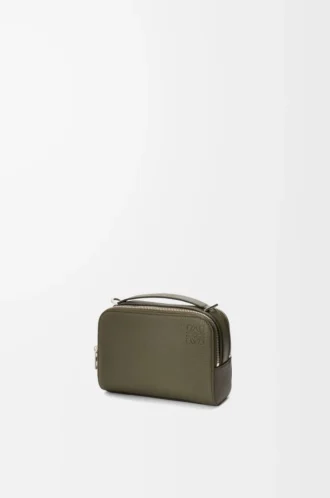 Mini-Umhängetasche für Kameras aus weichem genarbtem Kalbsleder in Khaki Green