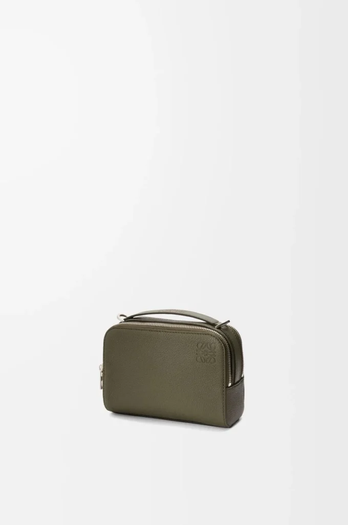 Mini-Umhängetasche für Kameras aus weichem genarbtem Kalbsleder in Khaki Green