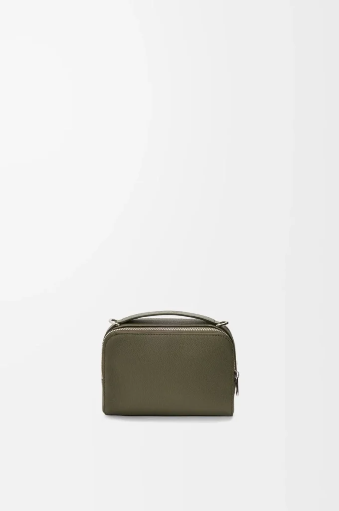 Mini-Umhängetasche für Kameras aus weichem genarbtem Kalbsleder in Khaki Green