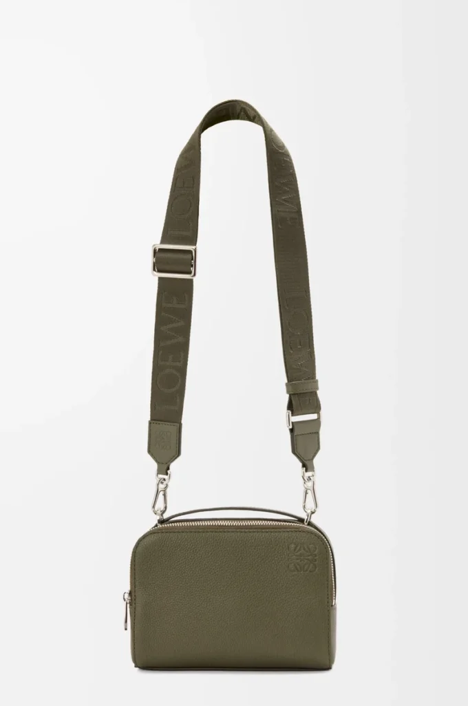 Mini-Umhängetasche für Kameras aus weichem genarbtem Kalbsleder in Khaki Green