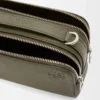 Mini-Umhängetasche für Kameras aus weichem genarbtem Kalbsleder in Khaki Green