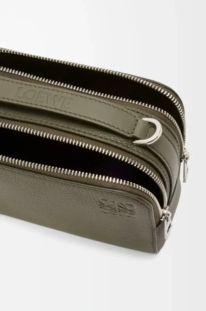 Mini-Umhängetasche für Kameras aus weichem genarbtem Kalbsleder in Khaki Green