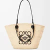 Mittlere Anagram Basket Tasche aus Iraca-Palmenblättern und Kalbsleder Natur/Schwarz