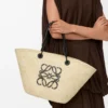 Mittlere Anagram Basket Tasche aus Iraca-Palmenblättern und Kalbsleder Natur/Schwarz