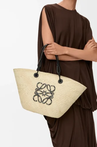 Mittlere Anagram Basket Tasche aus Iraca-Palmenblättern und Kalbsleder Natur/Schwarz