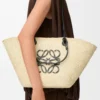 Mittlere Anagram Basket Tasche aus Iraca-Palmenblättern und Kalbsleder Natur/Schwarz