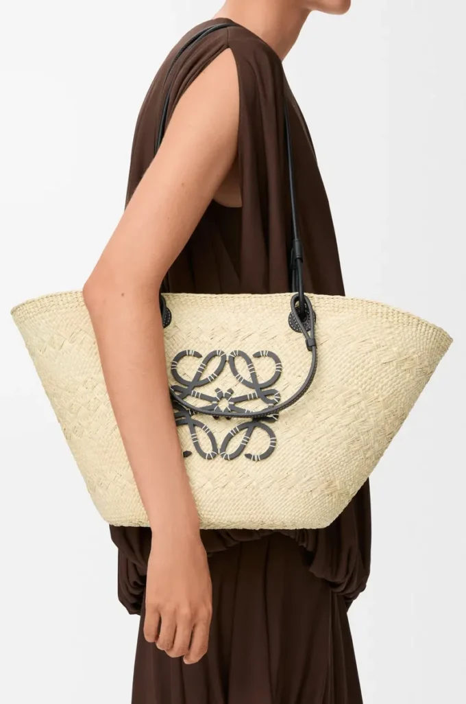 Mittlere Anagram Basket Tasche aus Iraca-Palmenblättern und Kalbsleder Natur/Schwarz