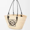 Mittlere Anagram Basket Tasche aus Iraca-Palmenblättern und Kalbsleder Natur/Schwarz