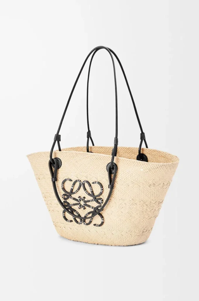 Mittlere Anagram Basket Tasche aus Iraca-Palmenblättern und Kalbsleder Natur/Schwarz