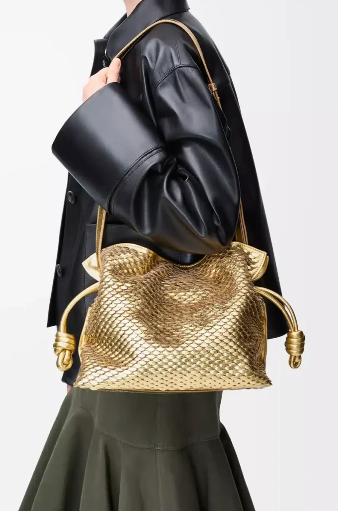 Mittlere Flamenco-Clutch aus laminiertem Lammleder Gold