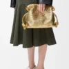 Mittlere Flamenco-Clutch aus laminiertem Lammleder Gold