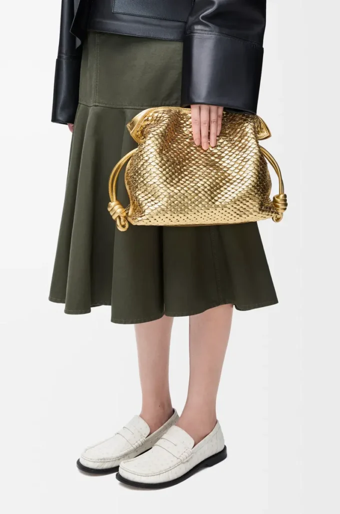 Mittlere Flamenco-Clutch aus laminiertem Lammleder Gold