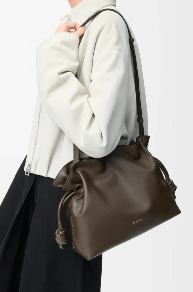 Mittlere Flamenco-Clutch aus Nappakalbsleder Chocolate