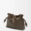 Mittlere Flamenco-Clutch aus Nappakalbsleder Chocolate
