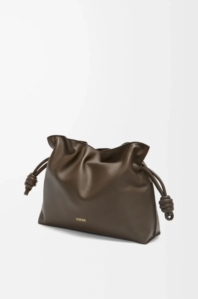 Mittlere Flamenco-Clutch aus Nappakalbsleder Chocolate