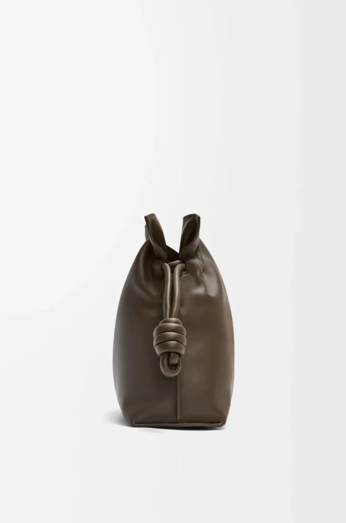 Mittlere Flamenco-Clutch aus Nappakalbsleder Chocolate