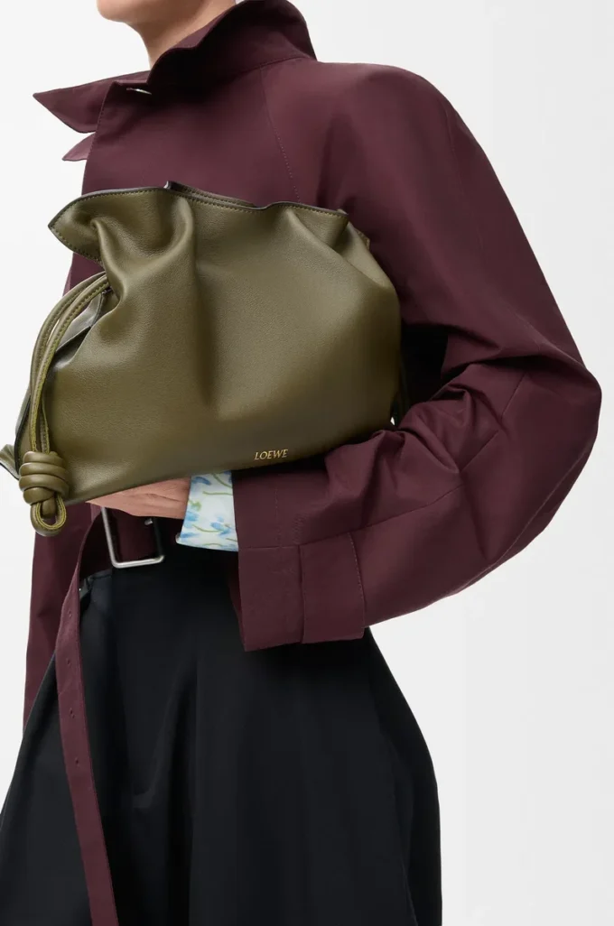 Mittlere Flamenco-Clutch aus Nappakalbsleder Dark Khaki